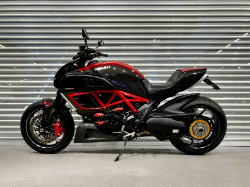 Мотоцикл Ducati Diavel Carbon 2011, ЧЕРНЫЙ фото 2