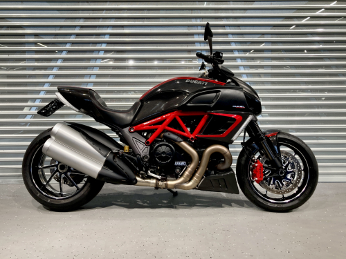 Мотоцикл Ducati Diavel Carbon 2011, ЧЕРНЫЙ