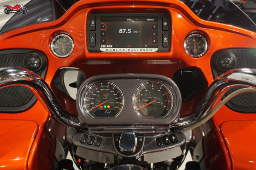 Мотоцикл Harley-Davidson CVO Road Glide 2017, ОРАНЖЕВЫЙ фото 10