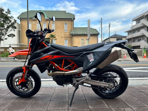Мотоцикл KTM 690 SMC R 2022, СЕРЫЙ