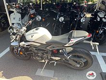 Классический мотоцикл TRIUMPH STREET Triple белый