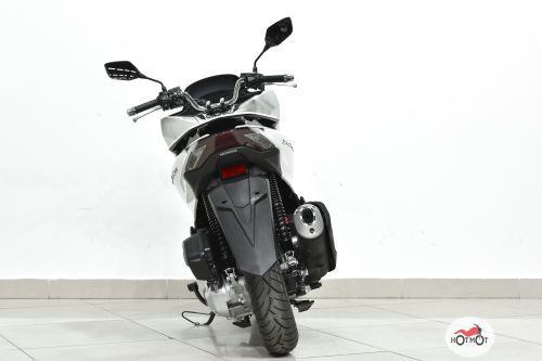 Скутер HONDA PCX 160 2024, белый фото 6