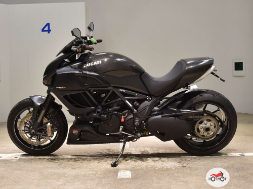 Мотоцикл DUCATI Diavel Carbon 2011, Черный