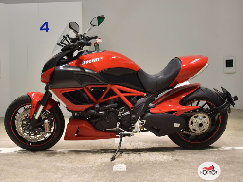 Мотоцикл DUCATI Diavel 2011, Красный
