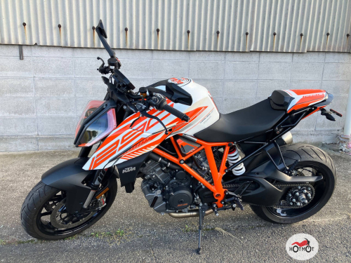 Мотоцикл KTM 1290 Super Duke R 2021, белый