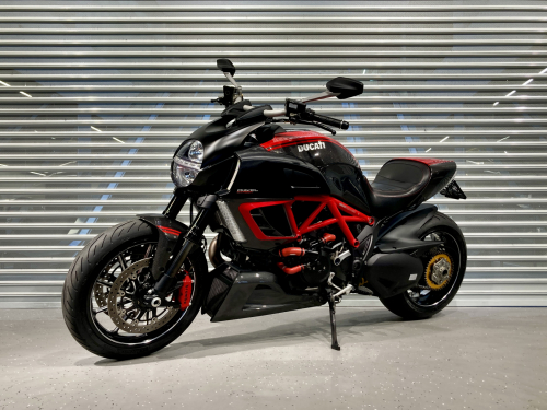 Мотоцикл Ducati Diavel Carbon 2011, ЧЕРНЫЙ фото 3